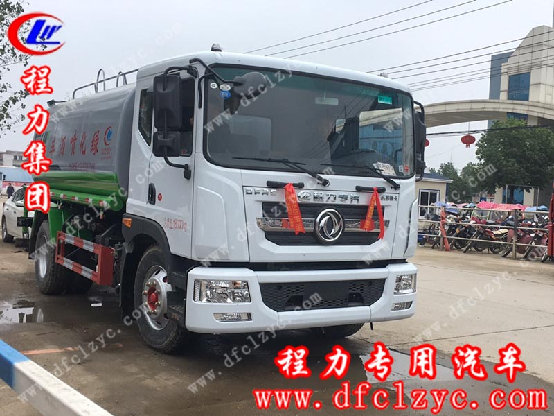 史總駕駛著湖北程力集團(tuán)15噸國六東風(fēng)D9噴霧車準(zhǔn)備駛往鄭州